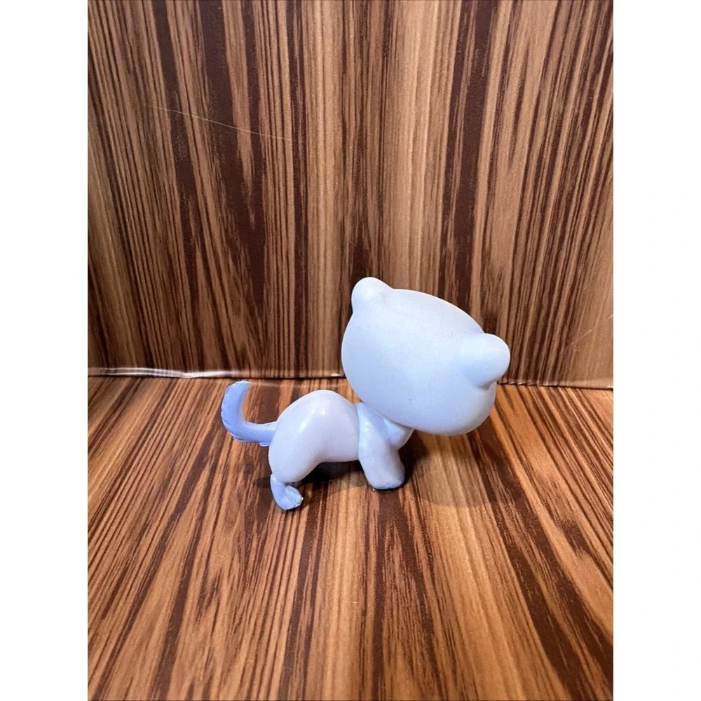 Authentic Littlest Pet Shop LPS #880 Lavender White Cat Green Eyes Hasbro